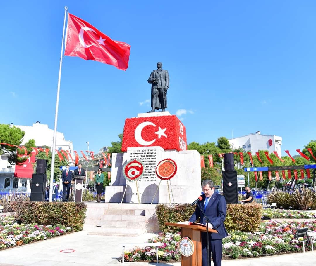 29 Ekim Cumhuriyet Bayramının 98. Yıldönümü kutlamaları, Atatürk Anıtı'na çelenk konulmasıyla başladı.