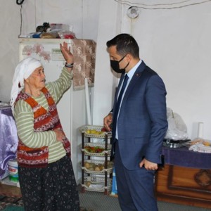 İl Müdürümüz Osman Toprakçı, Menteşe ilçesi Muratlar Mahallesinde ikamet eden, herhangi bir sosyal yardımdan faydalanmadığı tespit edilen haneler ile Bakanlığımız hizmet modellerinden yararlanan aileleri ziyaret etti. - fotoğraf 4