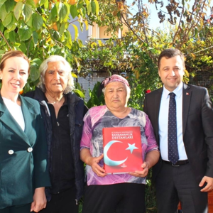 İl Müdürümüz Osman Toprakçı Şehit Asteğmen Yıldıray Çeltikoğlu’nun annesi Seza Çeltikoğlu’nu ve Şehit Yarbay Alim Yılmaz’ın babası Mehmet Yılmaz’ı ve Annesi Ümmü Yılmaz’ı ziyaret etti. - fotoğraf 1