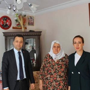 İl Müdürümüz Osman Toprakçı Şehit Asteğmen Yıldıray Çeltikoğlu’nun annesi Seza Çeltikoğlu’nu ve Şehit Yarbay Alim Yılmaz’ın babası Mehmet Yılmaz’ı ve Annesi Ümmü Yılmaz’ı ziyaret etti. - fotoğraf 2