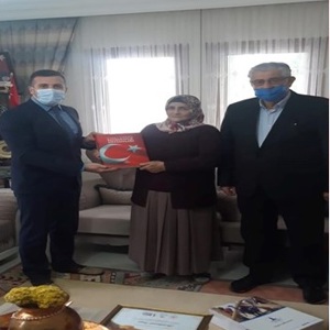 Şehit Abdülhamit KAYA’nın Kıymetli Ailesine  “81 ilden 81 Şehidimizin Kahramanlık Destanları” Kitabı Takdim Edildi. - fotoğraf 1