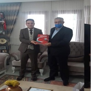 Şehit Abdülhamit KAYA’nın Kıymetli Ailesine  “81 ilden 81 Şehidimizin Kahramanlık Destanları” Kitabı Takdim Edildi. - fotoğraf 2