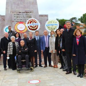 3 Aralık Dünya Engelliler Günü kapsamında Cumhuriyet Meydanı Atatürk Anıtında saat 9.30’da çelenk sunma töreni gerçekleştirildi. - fotoğraf 3