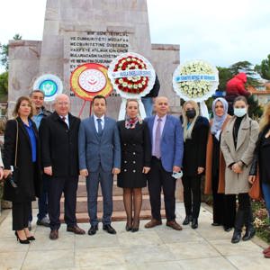 3 Aralık Dünya Engelliler Günü kapsamında Cumhuriyet Meydanı Atatürk Anıtında saat 9.30’da çelenk sunma töreni gerçekleştirildi. - fotoğraf 4