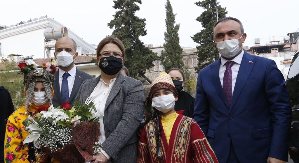 Bakanımız Derya Yanık, Kilis'te Elbeyli Geçici Barınma Merkezi'ni Ziyaret Etti