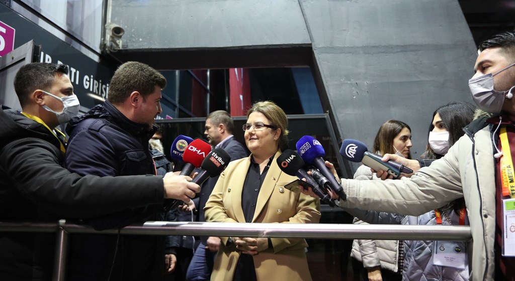 Bakanımız Derya Yanık, Kadına Karşı Şiddetle Mücadele Dostluk Maçını İzledi