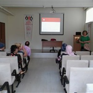 Sosyal Hizmet Merkezi Müdürlüğüne bağlı Eğitim ve Danışmanlık Birimince Bakanlığımız tarafından hazırlanan “Çocuk Yetiştirmede Temel Beceriler” eğitim modülü kapsamında planlanan ve 11 hafta boyunca devam edecek olan “Ebeveyn Okulu Programı” çerçevesinde yapılan eğitimlerde sona gelindi. 18.06.2019 tarihinde Sosyolog Dilek BALTACI tarafından Sosyal Hizmet Merkezi Toplantı Salonunda Saat 14.00’da “Gençliğe İlk Adımlar:12-18 Yaş” konusunda yapılan eğitime 9 kişi katılmıştır. Eğitimde “12- 18 Yaş G - fotoğraf 2