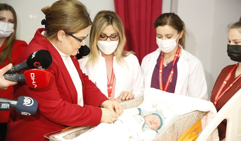 Bakanımız Derya Yanık Yeni Yılın İlk Bebeğini Ziyaret Etti