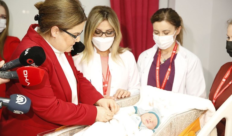 Bakanımız Derya Yanık Yeni Yılın İlk Bebeğini Ziyaret Etti