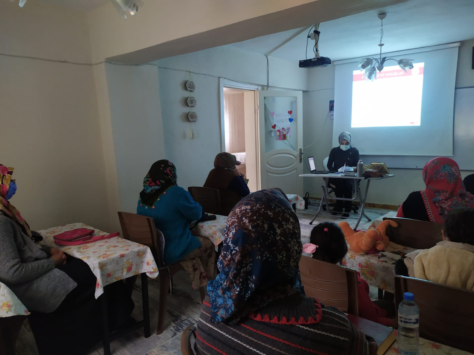 Denizciler Gazi Osman Paşa Cami Bayan Kuran Kursu yararlanıcılarına “Aile İçi ve Kadına Yönelik Şiddetle Mücadele” konulu seminer verildi. 