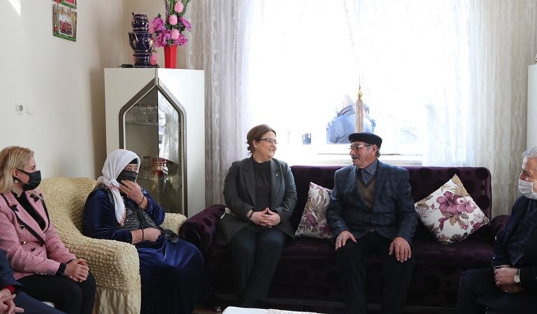 Bakanımız Derya Yanık Kars'ta Şehit Ailelerini Ziyaret Etti