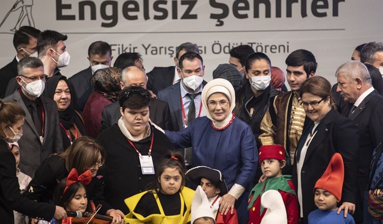 Emine Erdoğan Hanımefendi ile Sayın Bakanımız Derya Yanık, Engelsiz Şehirler Fikir ve Proje Yarışması Ödül Töreni'ne Katıldı