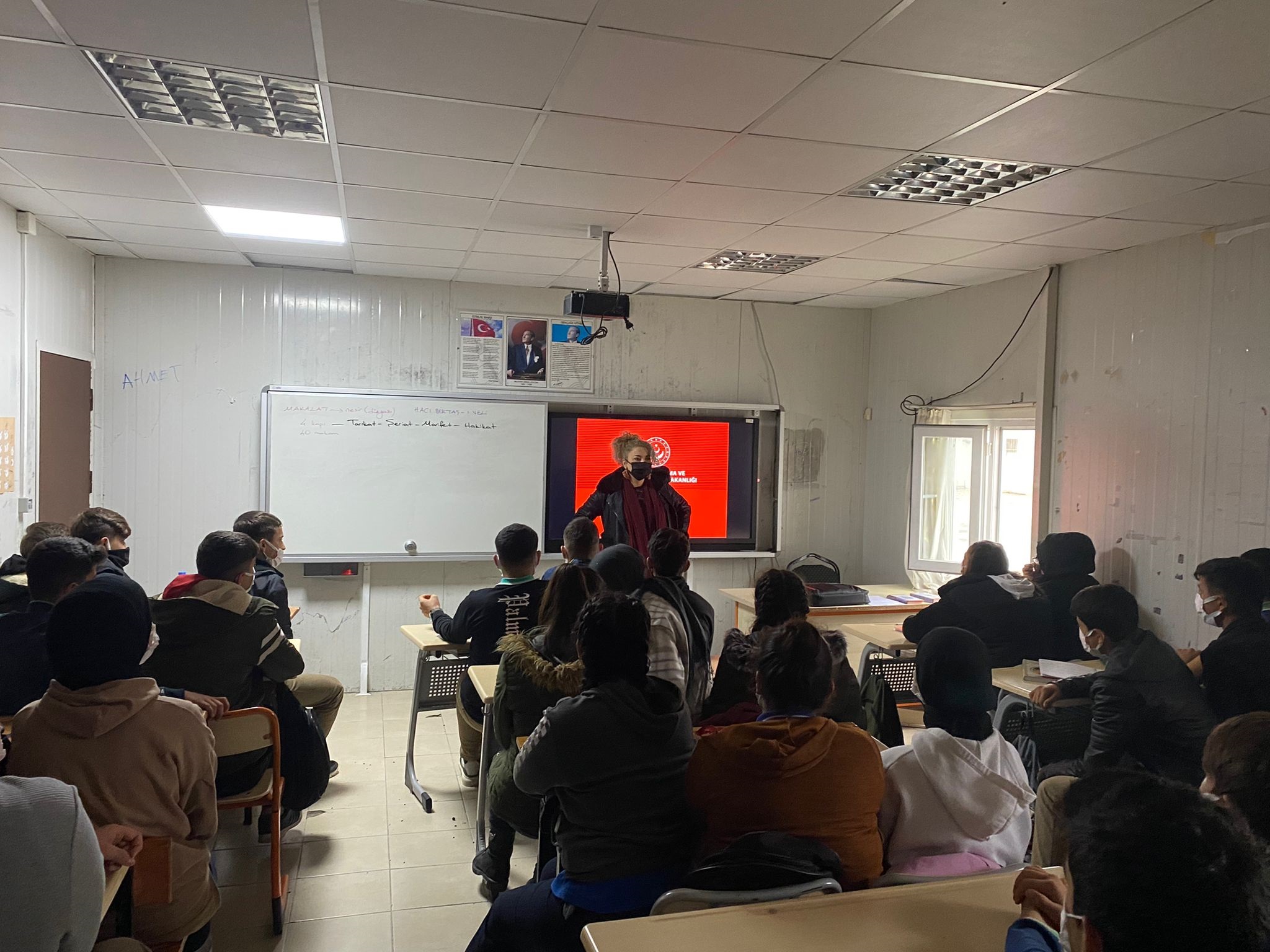 Zeytin Dalı Anadolu Lisesi öğrencilerine “Akran Zorbalığı ve Şiddet Algısı” konulu seminer verildi.