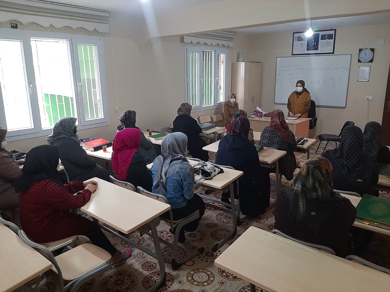 Reyhanlı Sosyal Hizmet Merkezi tarafından İhlas Cami Kadın Kuran Kursu yararlanıcılarına “Erken Yaşta ve Zorla Evliliklerle Mücadele” konulu eğitim verildi.