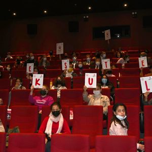Valimiz Sayın Dr. Erdinç Yılmaz ve Ailesi, Sosyal Ekonomik Destek Alan ve Öksüz Yetim Çocuklarımız İle Birlikte “Kesişme: İyi Ki Varsın Eren” Filmini İzlediler - fotoğraf 4