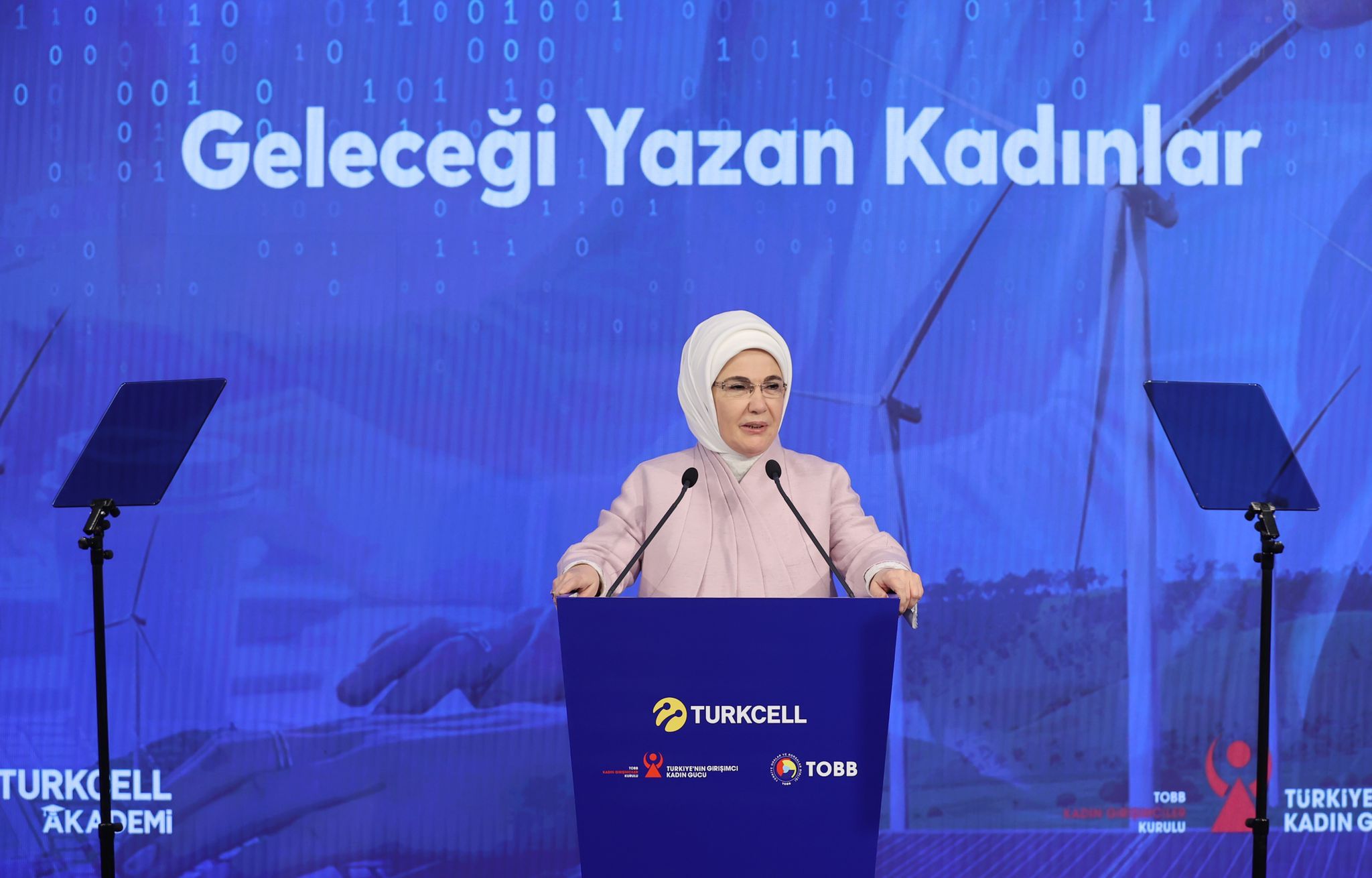 Emine Erdoğan Hanımefendi ve Bakanımız Derya Yanık Geleceği Yazan Kadınlar İklim Fikir Maratonu Ödül Töreni'ne Katıldı