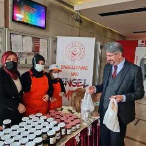 Çankırı Bakım Rehabilitasyon ve Aile Danışma Merkezi Aile ve Sosyal Hizmetler Bakanlığında Ürün Standı Açtı - fotoğraf 1