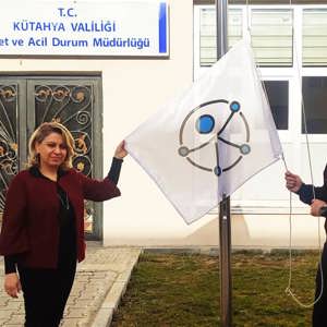 İlimizde Erişilebilirlik Belgesi Alan Kamu Kurum Yöneticilerine Erişilebilirlik Logolu Bayrak’lar İl Müdür Vekilimiz Tarafından Takdim Edildi - fotoğraf 7