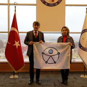 İlimizde Erişilebilirlik Belgesi Alan Kamu Kurum Yöneticilerine Erişilebilirlik Logolu Bayrak’lar İl Müdür Vekilimiz Tarafından Takdim Edildi - fotoğraf 2