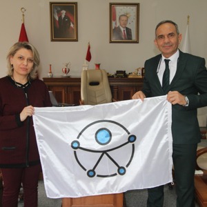 İlimizde Erişilebilirlik Belgesi Alan Kamu Kurum Yöneticilerine Erişilebilirlik Logolu Bayrak’lar İl Müdür Vekilimiz Tarafından Takdim Edildi - fotoğraf 9