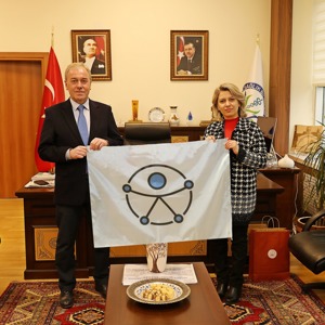 İlimizde Erişilebilirlik Belgesi Alan Kamu Kurum Yöneticilerine Erişilebilirlik Logolu Bayrak’lar İl Müdür Vekilimiz Tarafından Takdim Edildi - fotoğraf 4
