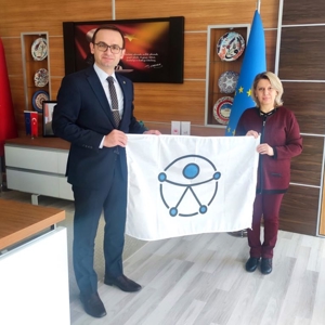 İlimizde Erişilebilirlik Belgesi Alan Kamu Kurum Yöneticilerine Erişilebilirlik Logolu Bayrak’lar İl Müdür Vekilimiz Tarafından Takdim Edildi - fotoğraf 12