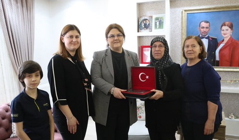 Aile ve Sosyal Hizmetler Bakanımız Derya Yanık, İstanbul ilinde şehit ailesini ziyaret etti.