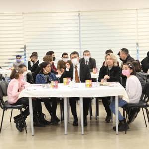 Sayın Valimiz Dart Turnuvası’nda Çocuklarımızı Yalnız Bırakmadı - fotoğraf 1