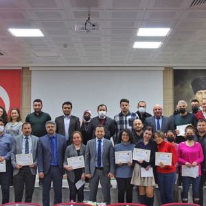 VALİ ORHAN TAVLI'DAN AİLE VE SOSYAL HİZMETLER PERSONELLERİNE BAŞARI BELGESİ - fotoğraf 1