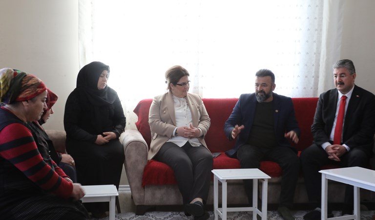 Bakanımız Derya Yanık öldürülen Azra Gülendam Haytaoğlu’nun Osmaniye’deki ailesini ziyaret etti