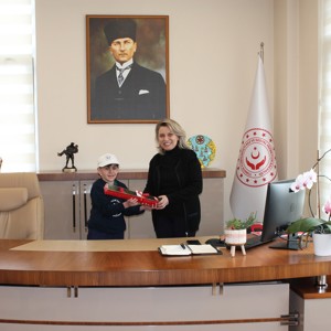 Özel Eğitim Okulu Öğrencisi Bilal Mercan, İl Müdür Vekilimiz Fatma Uz’u Makamında Ziyaret Etti - fotoğraf 1