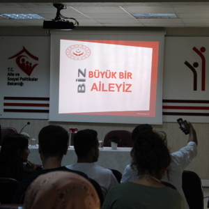 Sosyal Çalışma Programı’ndan Yararlanmaya Hak Kazanan Üniversite Öğrencileri ile Bir Araya Gelindi - fotoğraf 5