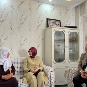 Valimiz Sayın Kemal Çeber’in Eşi Sayın Neslihan Çeber ve İl Müdürümüz Sayın Umut Zeybek’ten Şehit Öğretmenimiz Mehmet Gezer’in Ailesine Ziyaret - fotoğraf 2