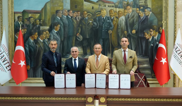 Üniversite Öğrencilerine Yönelik “Kampüs Sosyal Hizmet Merkezi Modeli” Protokolü İmzalandı