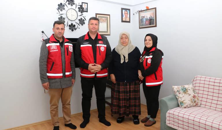 İl Müdürümüz Sayın Serdar DEMİRCİ’den Kahraman Şehidimiz Coşkun GÖL’ün Kıymetli Annesine Ziyaret 