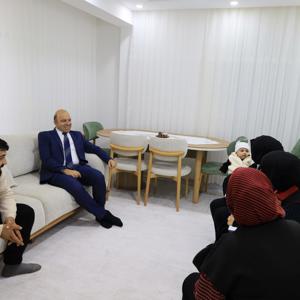 İl Müdürümüz Sayın Abdulhalim Ünalan ve çalışma arkadaşlarımızla birlikte, Evlenecek Gençlerin Desteklenmesi Projesi kapsamında kredi desteğinden yararlanan İren çiftini ve minik yavrumuz Asya bebeği evlerinde ziyaret ettik. - fotoğraf 1