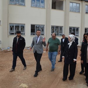 Bakan Yardımcımız Sayın Leman Yenigün, Kolejtepe Çocuk Evleri Sitesi İnşaatında İncelemelerde Bulundu - fotoğraf 2