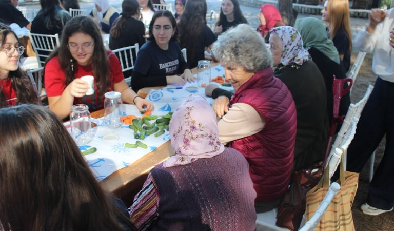 Turşu Kurmak Bahane, Gönüllere Dokunmak Şahane!