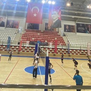 Kız Voleybol Takımımız Türkiye 8. Voleybol Şampiyonası Grup Müsabakalarında Van Ekibiyle Karşılaştı - fotoğraf 1