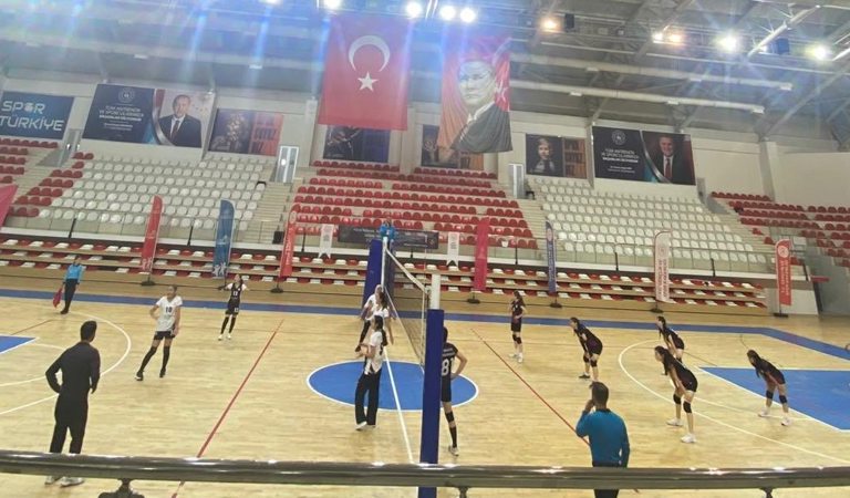 Kız Voleybol Takımımız Türkiye 8. Voleybol Şampiyonası Grup Müsabakalarında Van Ekibiyle Karşılaştı