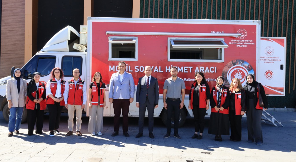 sosyal hizmetlere erişimi kolaylaştırmak ve vatandaşlarımıza hizmeti yerinde ulaştırmak amacıyla yola çıkan Mobil Sosyal Hizmet Aracımız, Erzincan’ın tüm ilçelerini ziyaret ederek saha çalışmalarını başarıyla tamamladı.