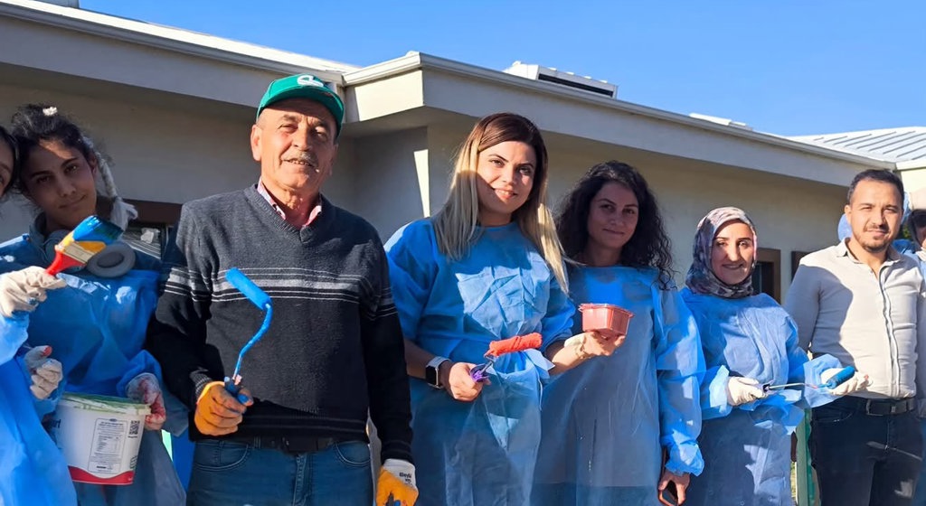 ENGELSİZ YAŞAM MERKEZİ’NDE BAHÇE ÇİTLERİ BOYAMA ETKİNLİĞİ