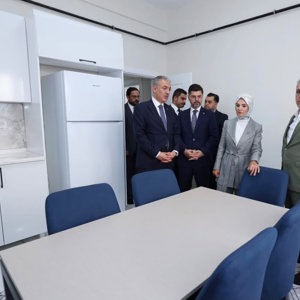 Havalimanında karşılanan Sayın Bakanımız, Valiliğe teşriflerinde Valimiz Sayın Tuncay Akkoyun tarafından karşılandı ve Valilik Şeref Defteri’ni imzaladı.  - fotoğraf 2