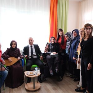 "İyilik Var" projesi kapsamında 3 Aralık Engelsiz Yaşam Derneği ve Malatya Müzisyenler Derneğinin katkılarıyla Özel Evin Bakım Merkezimizde bakım altında bulunan engelli bireylere yönelik etkinlik düzenlendi. - fotoğraf 2