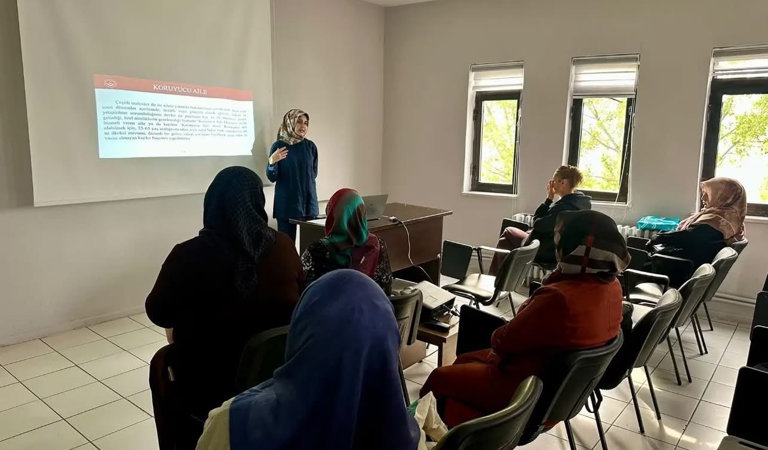 Karabük Merkez Aile ve Destek Merkezi Kursiyerlerine Yönelik Bakanlığımız Hizmetlerinin Tanıtımı Gerçekleştirilmiştir.