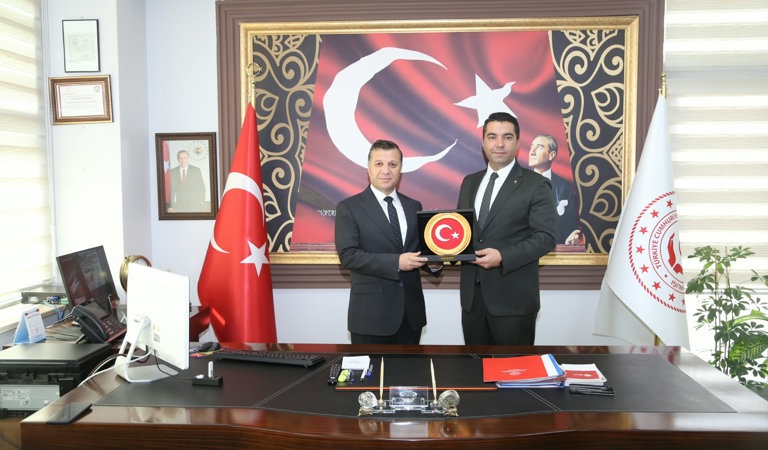 Kaman Belediye Başkanımız Sayın Emre Demirci, İl Müdürlüğümüzü ziyaret ederek İl Müdürümüz Abdurrahman Bilgiç’e yeni görevinin hayırlı olması temennisinde bulundu.