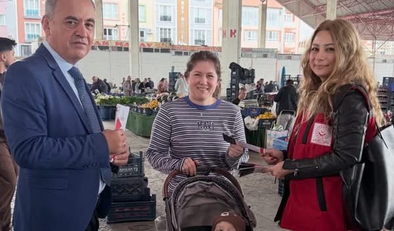  İl Müdürlüğümüze bağlı Burdur SOSYAL HİZMET MERKEZİ Müdürlüğümüz tarafından Merkez Salı Pazarı’nda vatandaşlarımızla bir araya gelinerek bilgilendirme faaliyeti gerçekleştirildi.