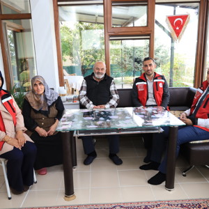 Kahraman Şehidimiz Halit İlbay’ın bizlere emaneti olan kıymetli ailesini ziyaret ederek ellerinden öptük. - fotoğraf 1