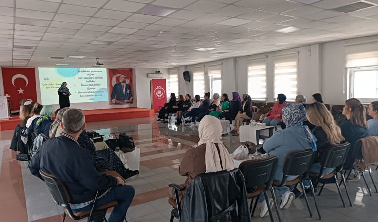 Çocukla İlişkiyi Güçlendirme Projesi’nde Eğitimler Devam Ediyor