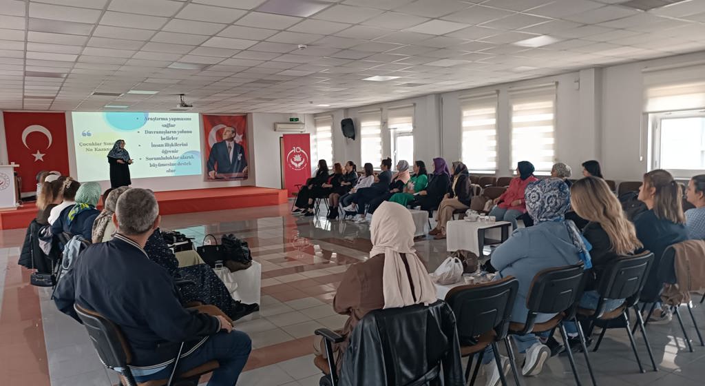 Çocukla İlişkiyi Güçlendirme Projesi’nde Eğitimler Devam Ediyor